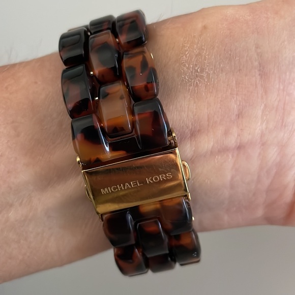 Micheal Kors Tortoise Shell Ceramic & Gold watch with quartz numeral place - Picture 2 of 3